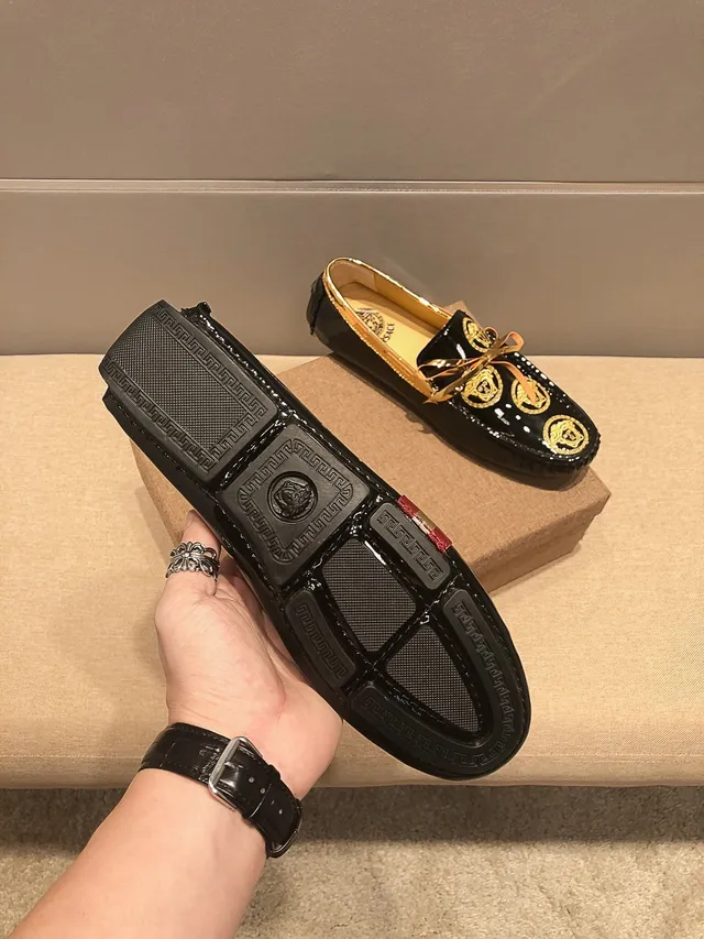 Versace Medusa Loafer Mocassins en cuir patenté noir et or 3