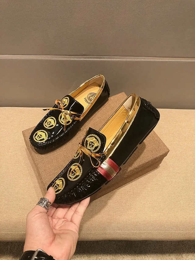 Versace Medusa Loafer Mocassins en cuir patenté noir et or 4