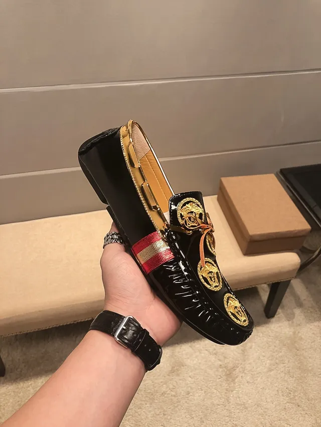 Versace Medusa Loafer Mocassins en cuir patenté noir et or 5