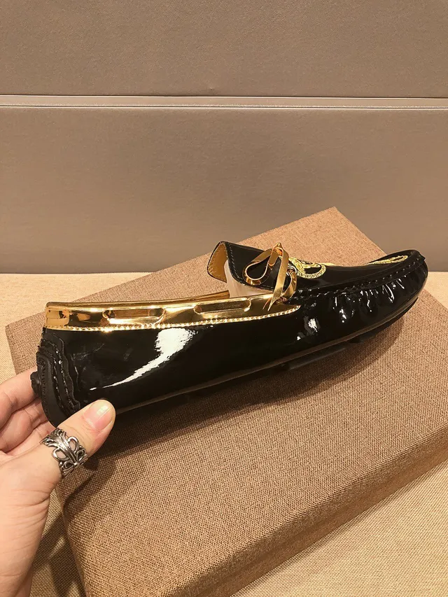 Versace Medusa Loafer Mocassins en cuir patenté noir et or 6