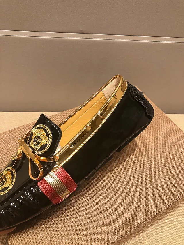 Versace Medusa Loafer Mocassins en cuir patenté noir et or 8