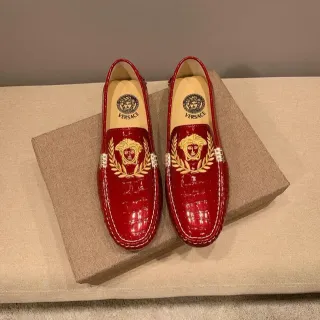 Versace Medusa Loafer de Cuero Patentado con Relieve de Cocodrilo Rojo Dorado Costura Contraste Blanca