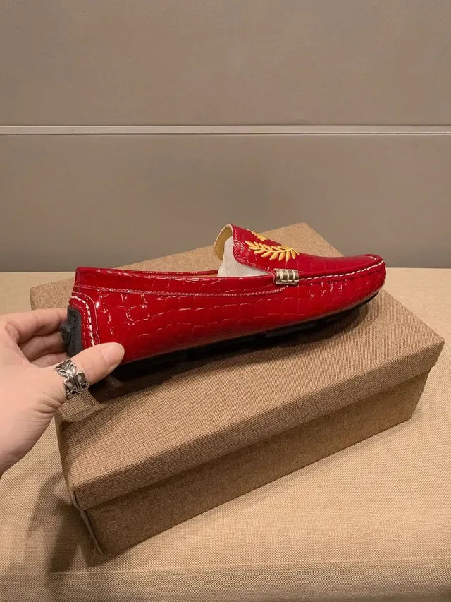Versace Medusa Mocassin Cuir Verni Embossage Crocodile Rouge Or Couture Contraste Blanche 9
