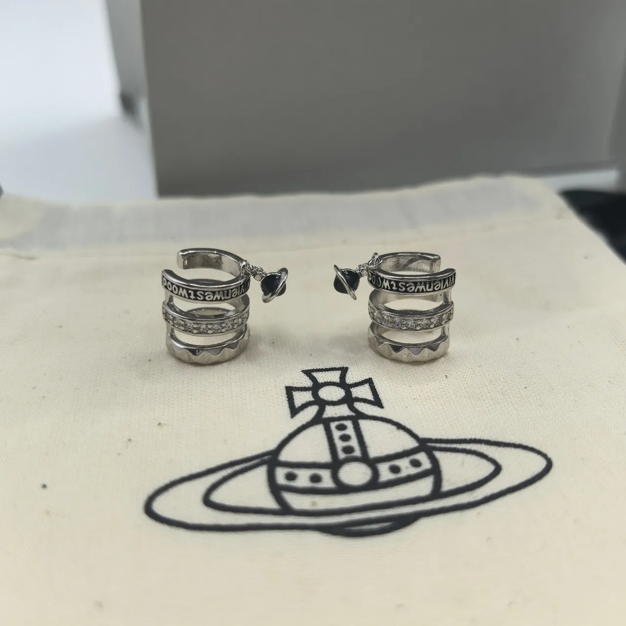 Vivienne Westwood Bague à bande avec motif de boule gravé en or et argent 2