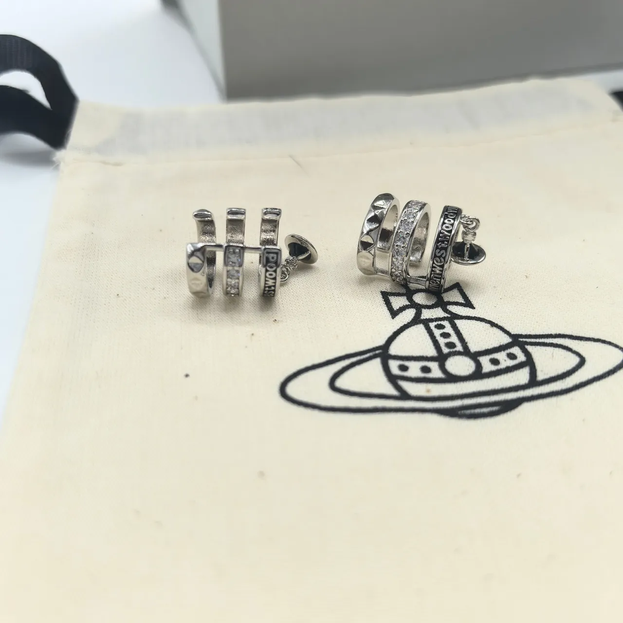Vivienne Westwood Bague à bande avec motif de boule gravé en or et argent 3