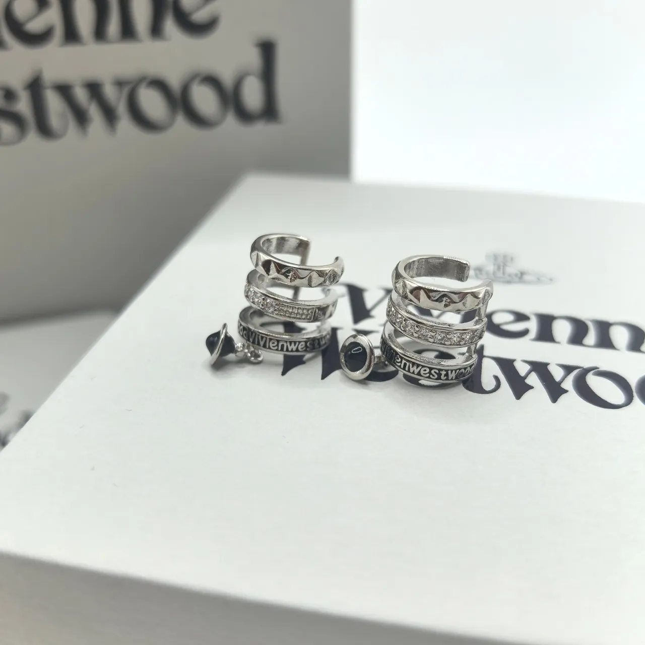 Vivienne Westwood Bague à bande avec motif de boule gravé en or et argent 4