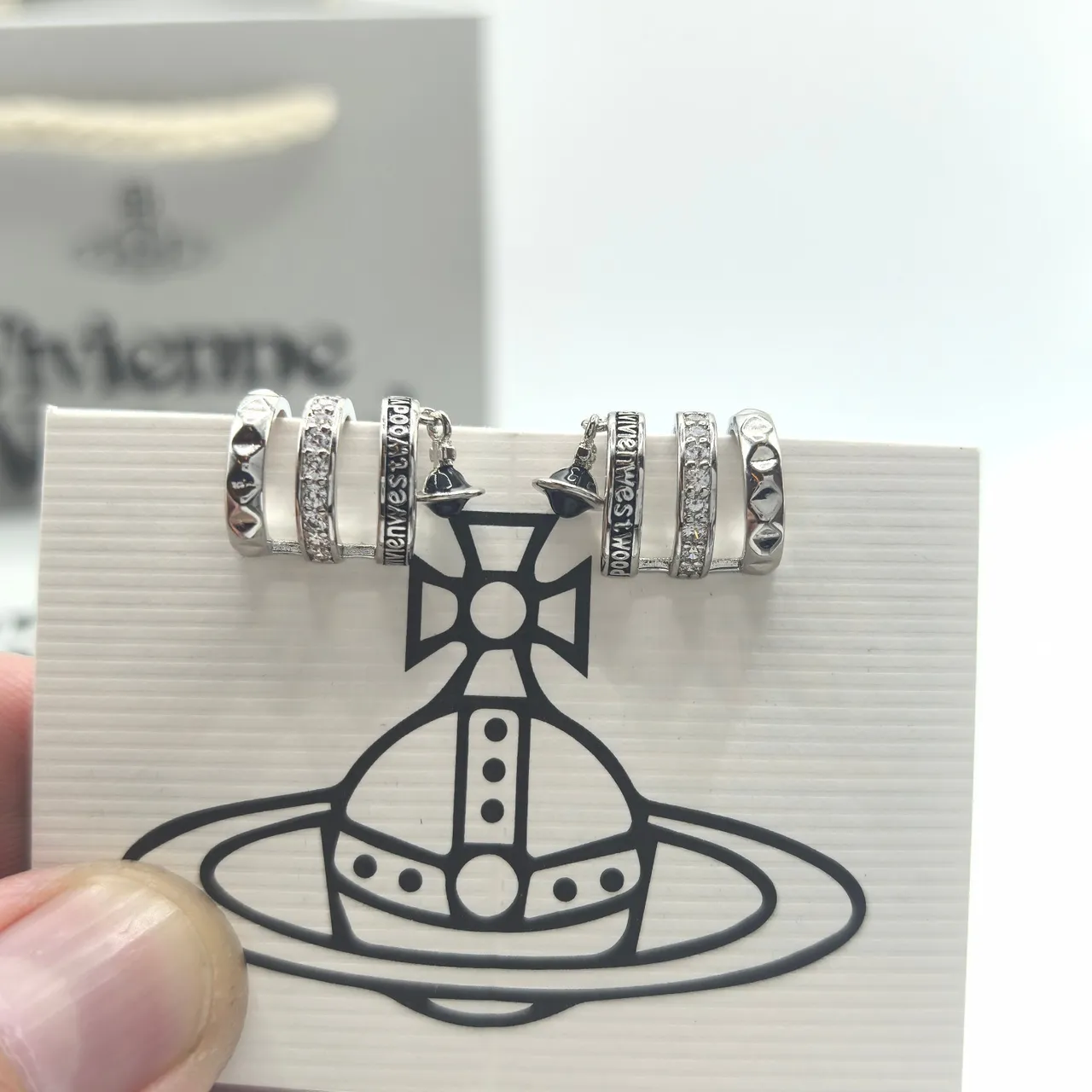 Vivienne Westwood Bague à bande avec motif de boule gravé en or et argent 5