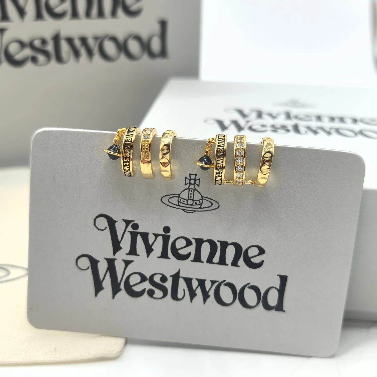 Vivienne Westwood Bague à bande avec motif de boule gravé en or et argent 6