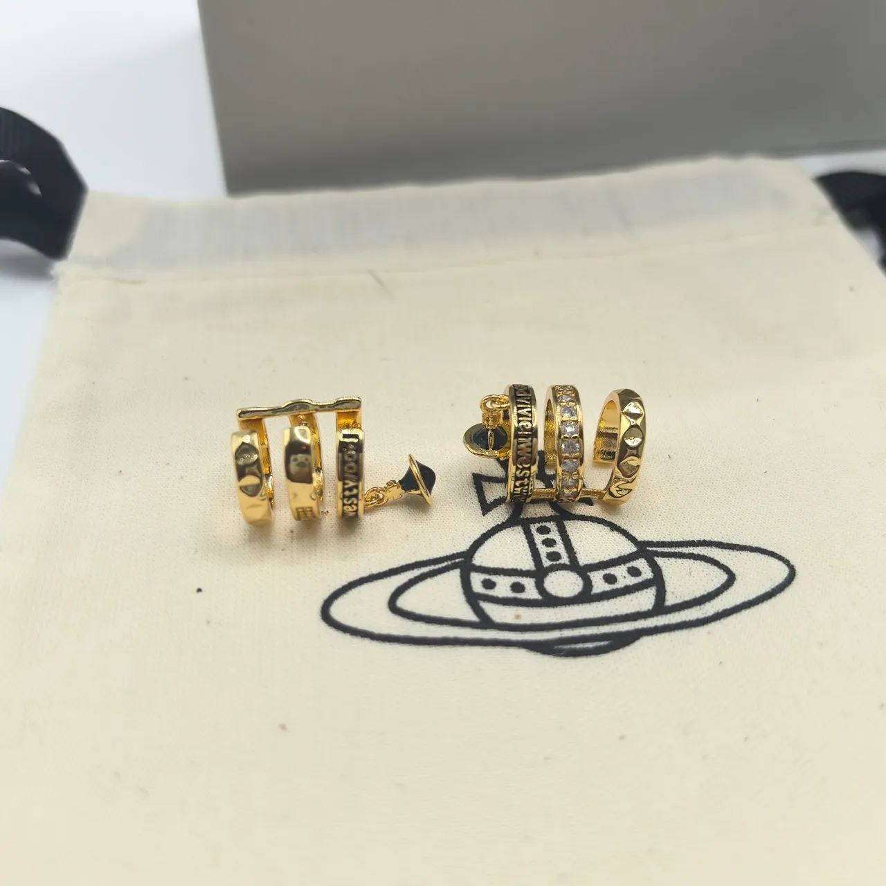 Vivienne Westwood Bague à bande avec motif de boule gravé en or et argent 7