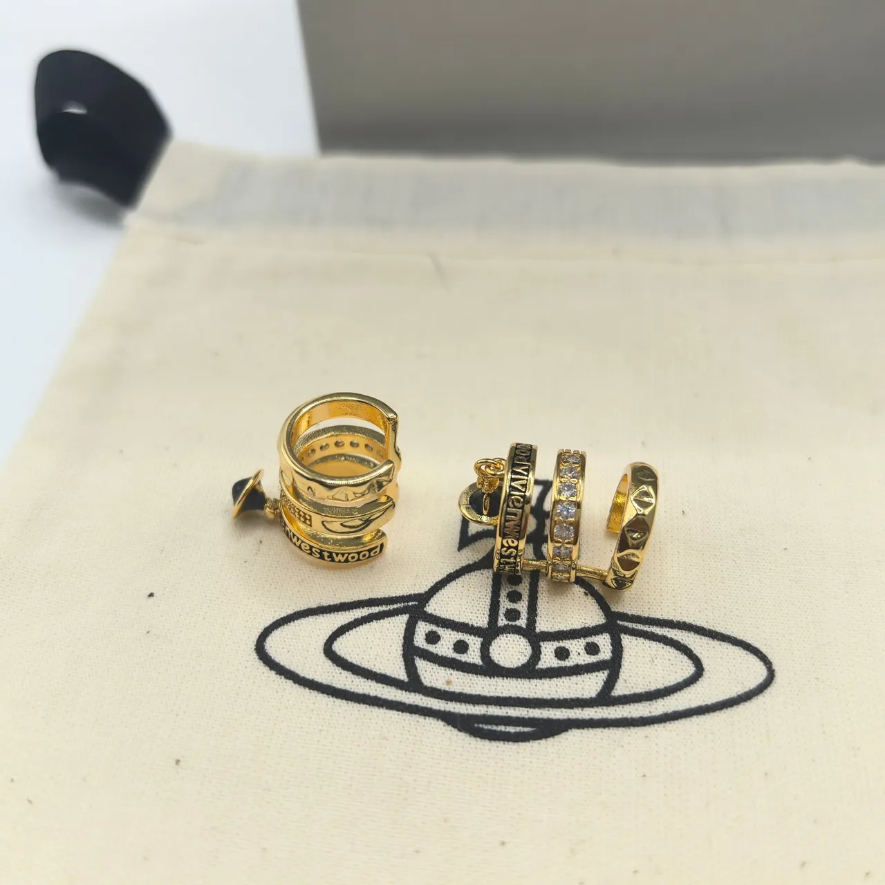 Vivienne Westwood Bague à bande avec motif de boule gravé en or et argent 8