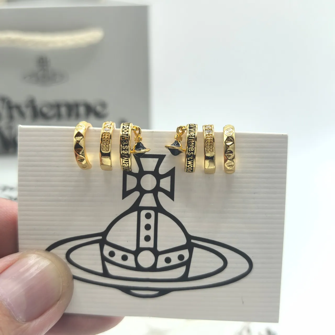 Vivienne Westwood Bague à bande avec motif de boule gravé en or et argent 9