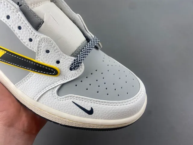Xiaomi SU7 Collaboration Low-Top Lifestyle Sneaker 2