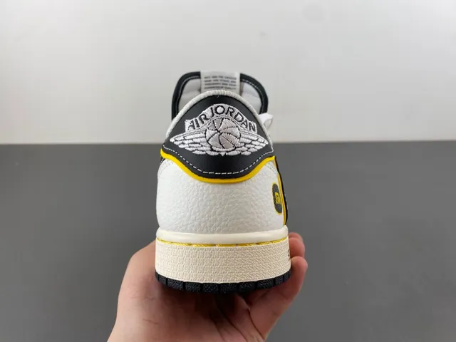 Xiaomi SU7 Collaboration Low-Top Lifestyle Sneaker 4