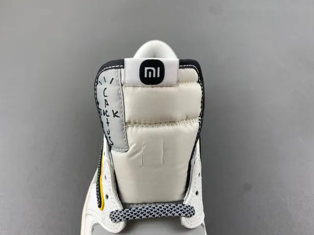 Xiaomi SU7 Collaboration Low-Top Lifestyle Sneaker 5