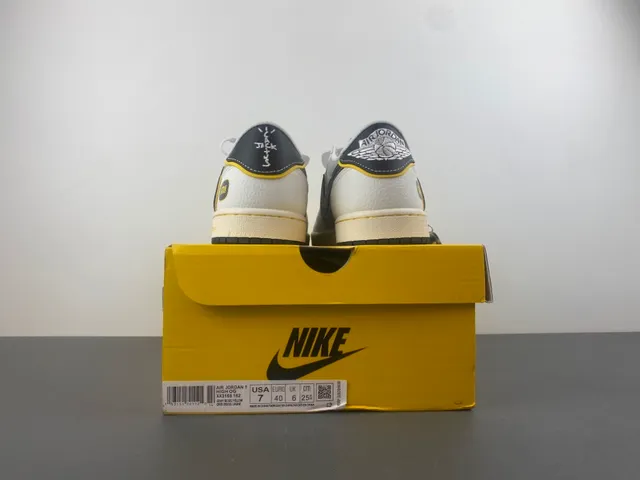 Xiaomi SU7 Collaboration Low-Top Lifestyle Sneaker 17