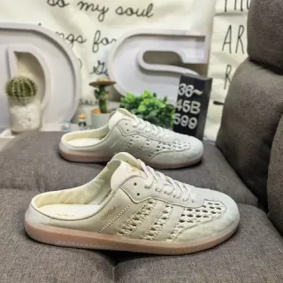 Adidas भूरा छिद्रित बुना हुआ तीन पट्टी खुली पीठ म्यूल स्नीकर