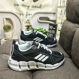 Adidas काला और सफेद तीन पट्टी जीवनशैली स्नीकर