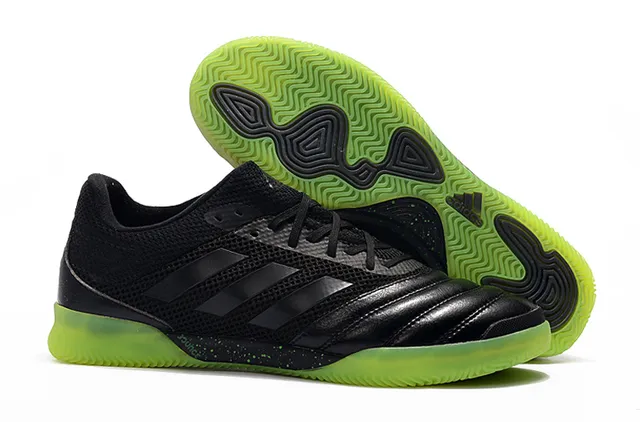 Adidas Chaussures de football indoor maille et synthétique noir et orange avec branding trois rayures 3