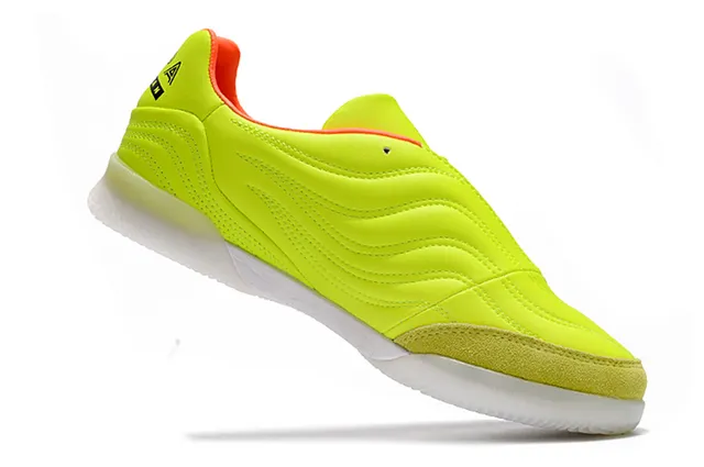 Adidas Chaussures de football indoor maille et synthétique noir et orange avec branding trois rayures 16