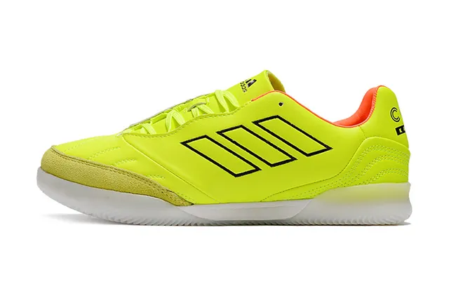 Adidas Chaussures de football indoor maille et synthétique noir et orange avec branding trois rayures 18