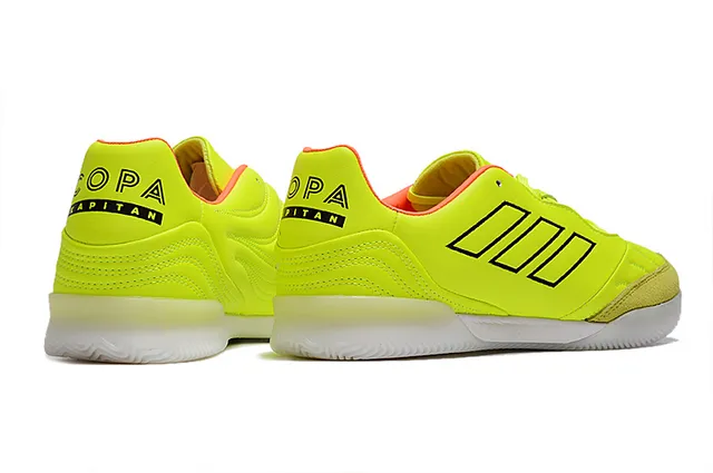 Adidas Chaussures de football indoor maille et synthétique noir et orange avec branding trois rayures 20