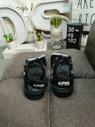 Adidas Noir Blanc Multi-Strap Fermeture Ajustable Semelle Texturée EVA Sandales Casuales 8