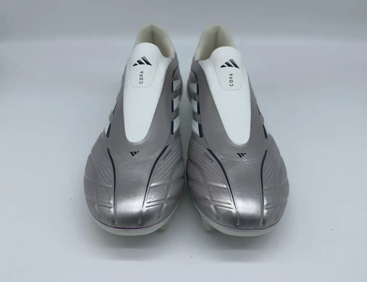 Adidas Copa রূপালী সাদা লেসবিহীন কলার ধাতব সিন্থেটিক উপর দৃঢ় গ্রাউন্ড ফুটবল জুতো 10