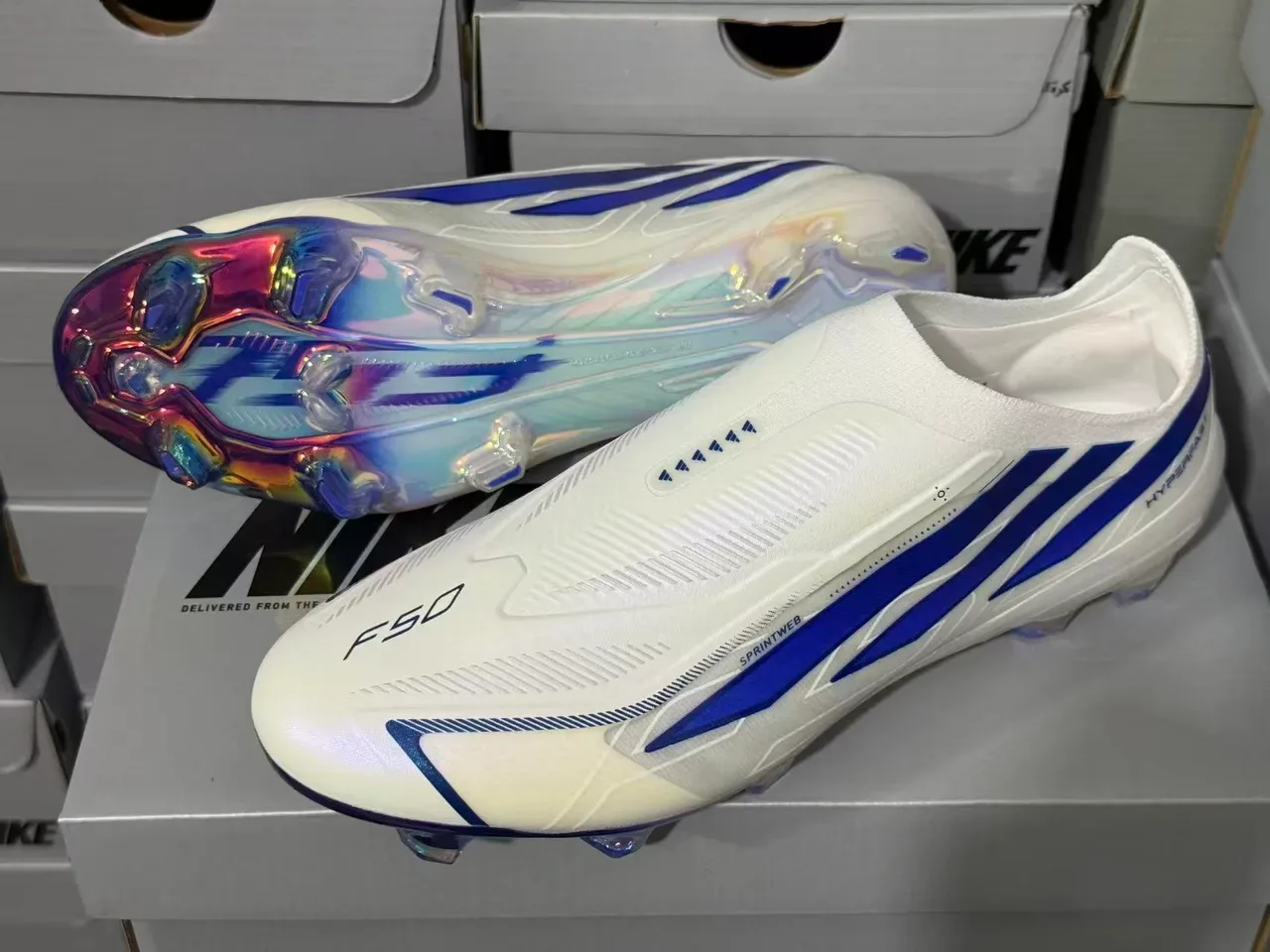 Adidas F50 Hyperfast 白色蓝色全息 Firm-Ground 足球鞋 2