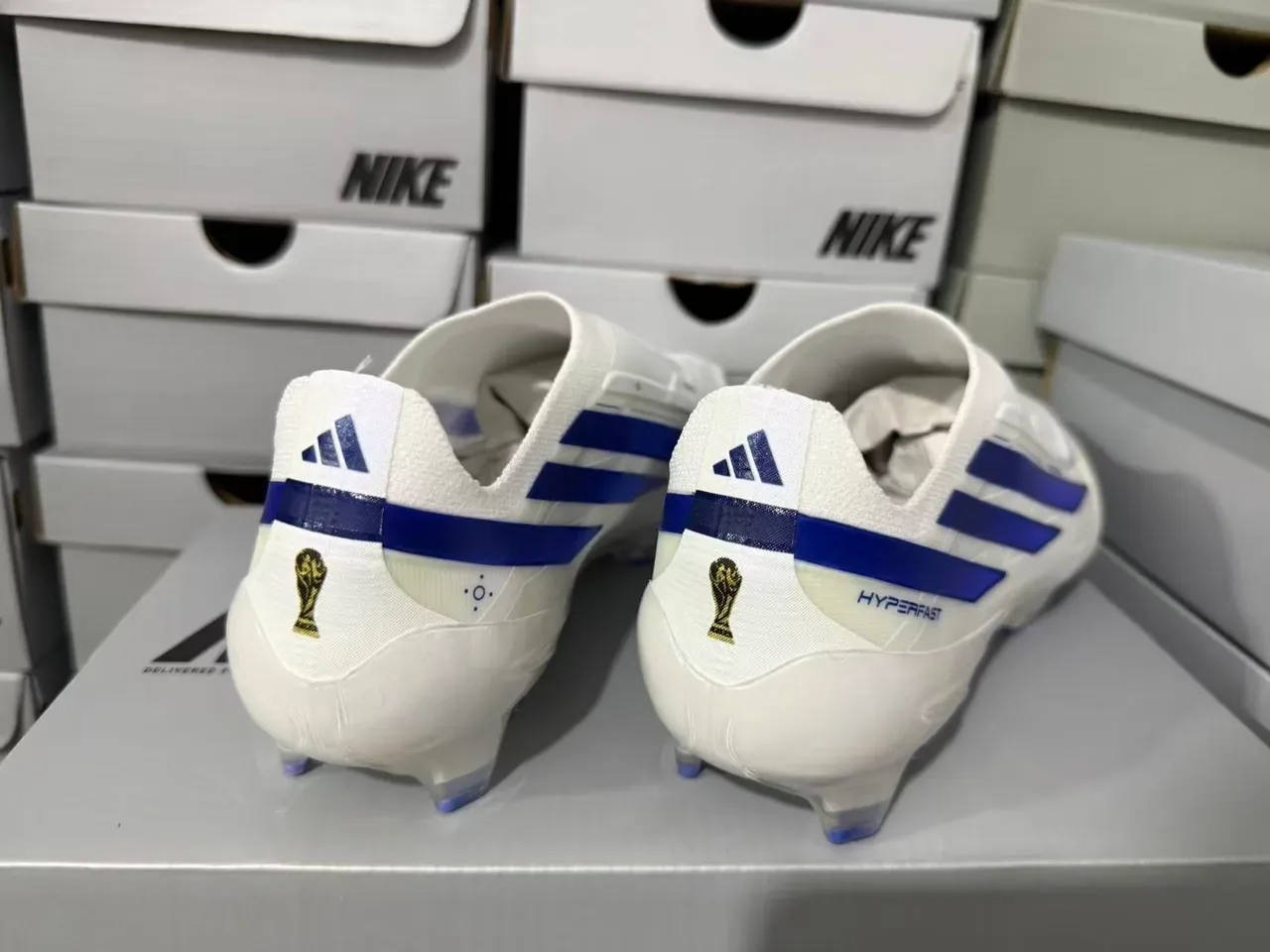 Adidas F50 Hyperfast 白色蓝色全息 Firm-Ground 足球鞋 3