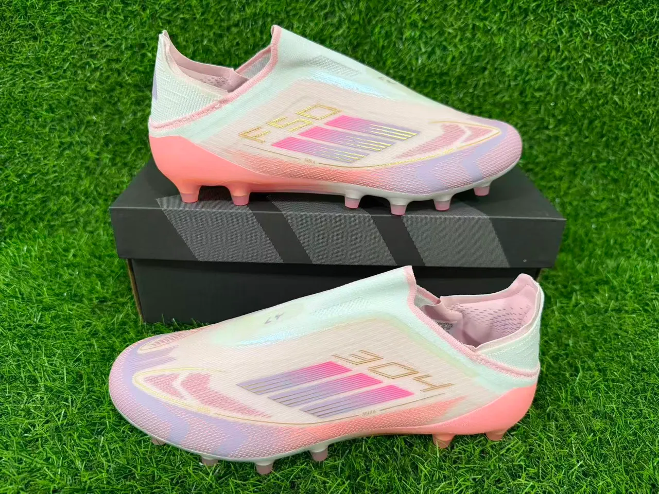 Adidas F50 Chaussures de soccer à empeigne rose transparente sans lacets sock-fit supérieure translucide semelle gradient translucide surface ferme 3
