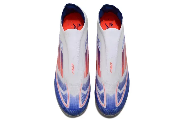Adidas F50 Sapatos de futebol branco e azul colar de meia overlay de listras gradientes superfície firme 2