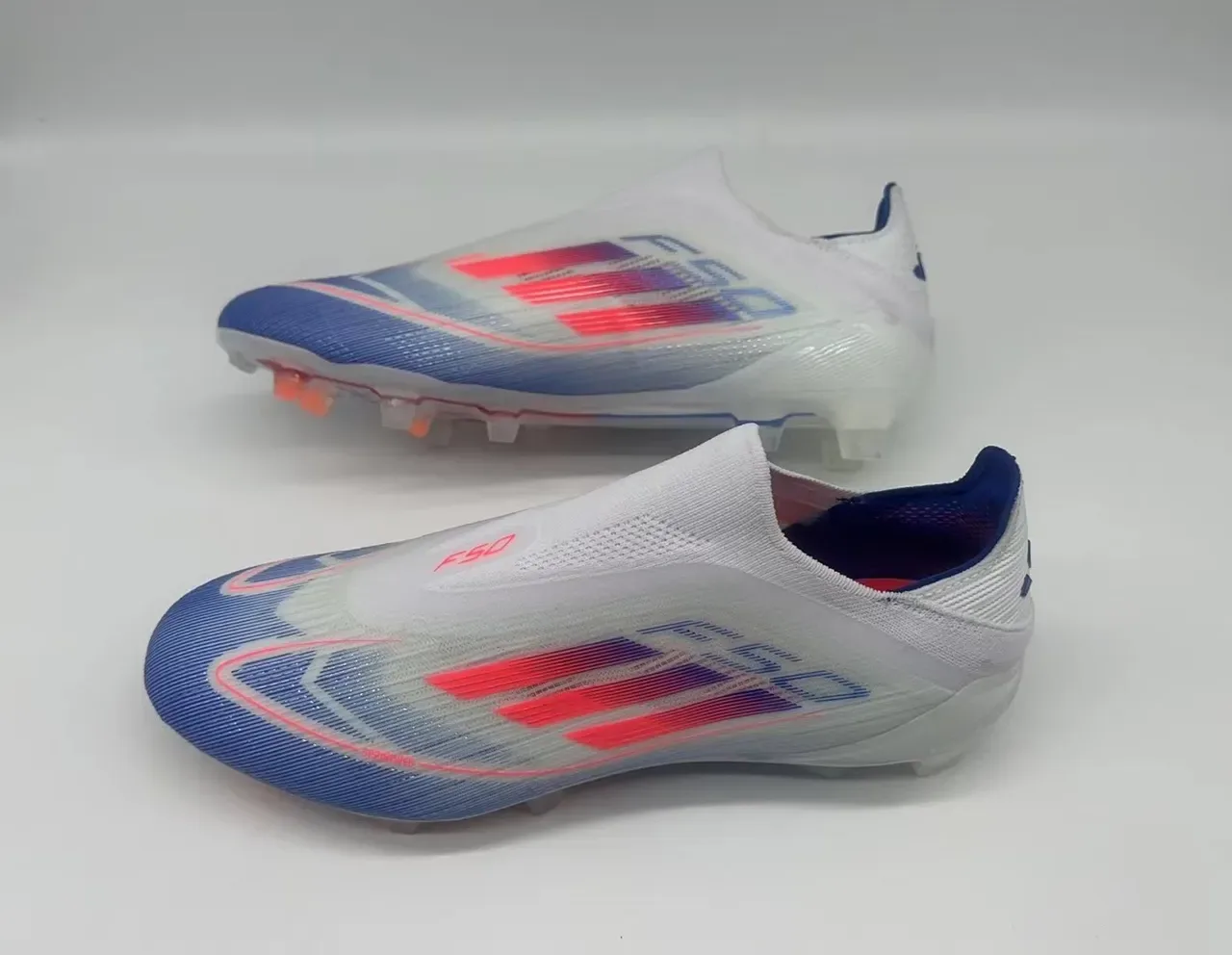 Adidas F50 Sapatos de futebol branco e azul colar de meia overlay de listras gradientes superfície firme 15
