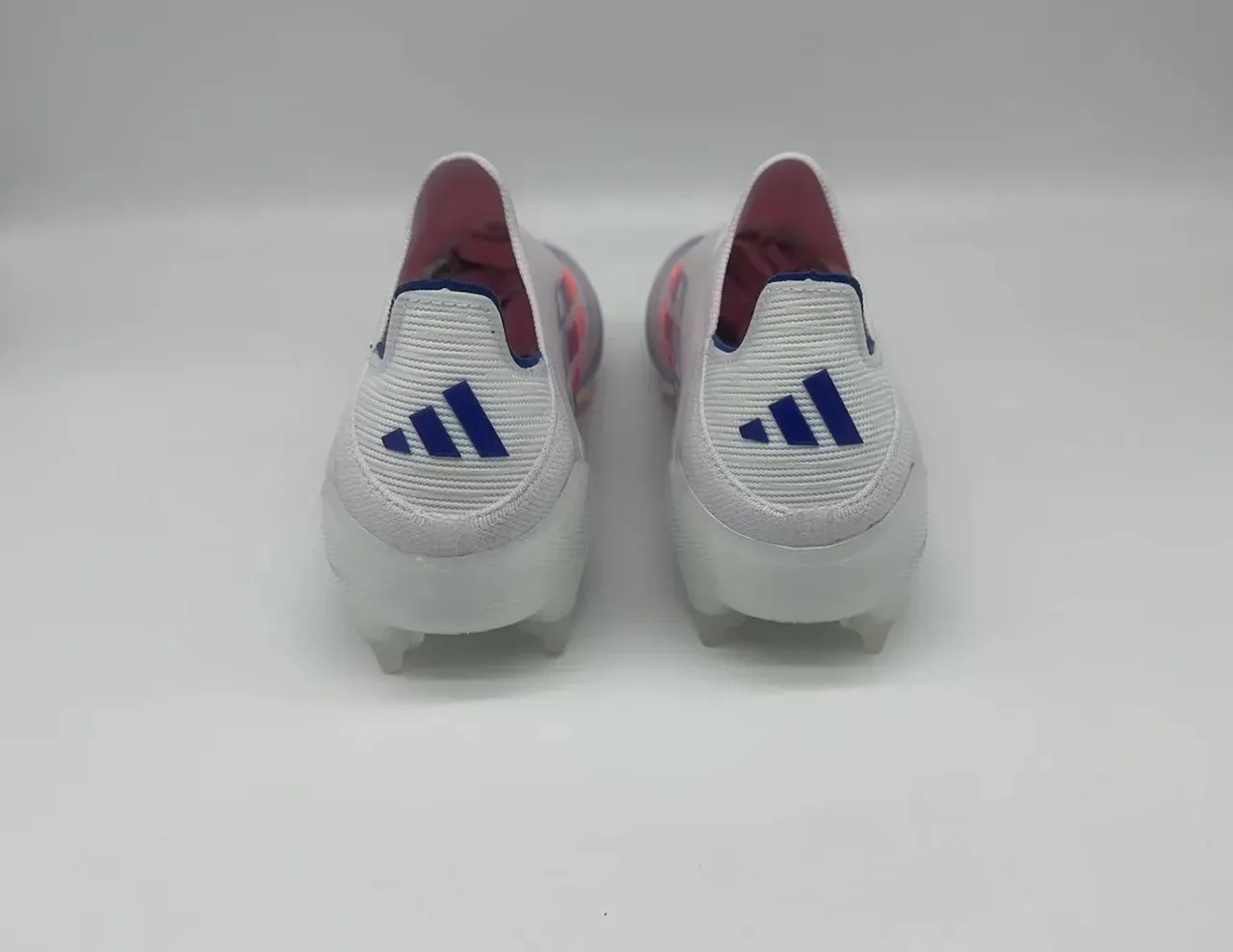 Adidas F50 Sapatos de futebol branco e azul colar de meia overlay de listras gradientes superfície firme 16