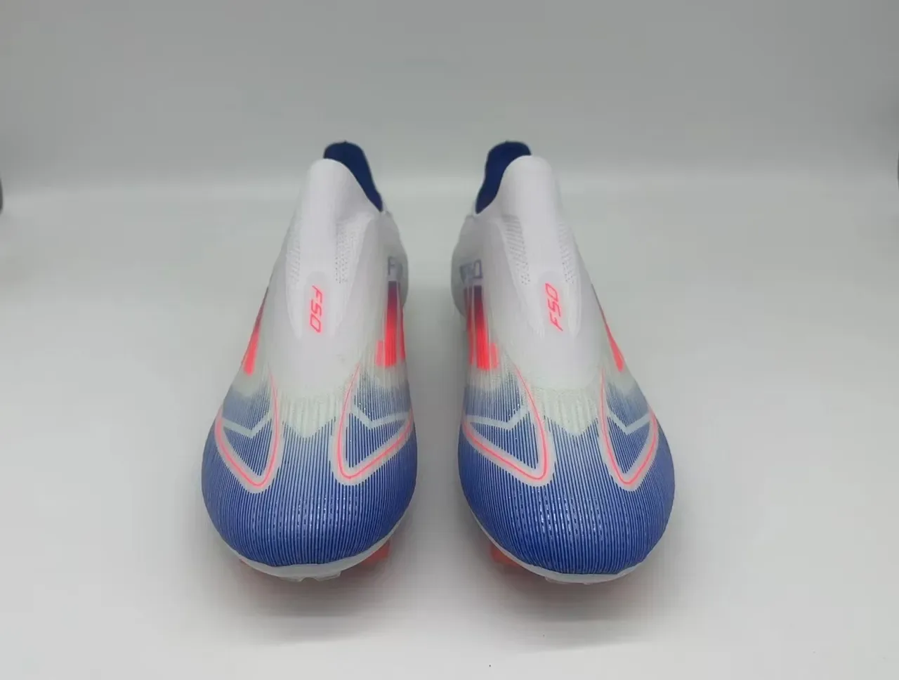 Adidas F50 Sapatos de futebol branco e azul colar de meia overlay de listras gradientes superfície firme 17