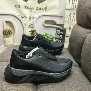 Adidas Hyperboost Black लाइफस्टाइल स्नीकर