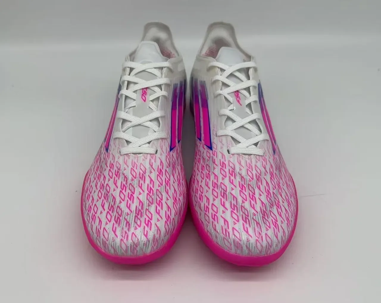Adidas Liga Blanc et Rose Low-Cut Upper Synthétique Studs Coniques Moldés Gazon Artificiel Chaussures de Football 11