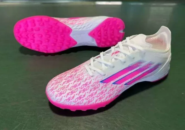 Adidas Liga Blanc et Rose Low-Cut Upper Synthétique Studs Coniques Moldés Gazon Artificiel Chaussures de Football 13