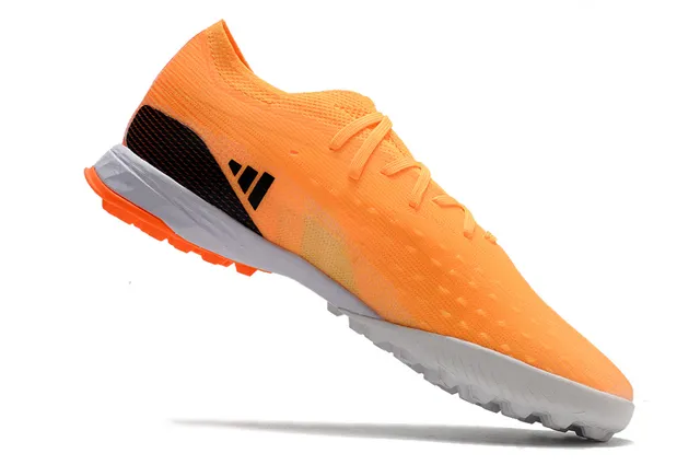 Adidas Chaussures de football orange noir avec empeigne en maille, branding latéral à trois rayures et pour gazon artificiel 2
