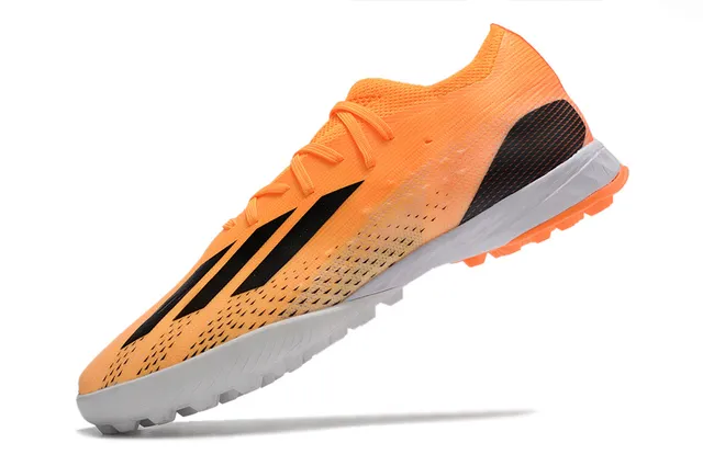 Adidas Chaussures de football orange noir avec empeigne en maille, branding latéral à trois rayures et pour gazon artificiel 3