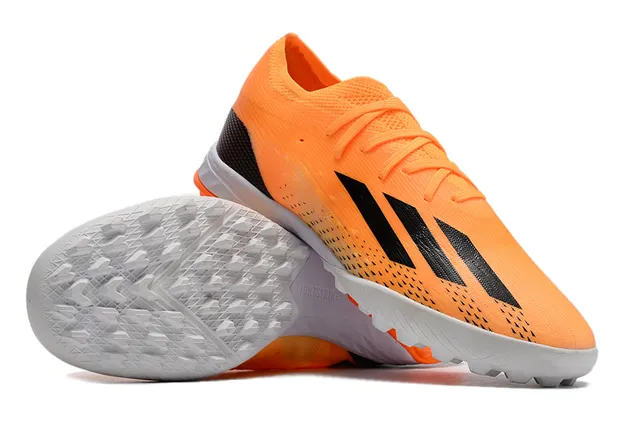 Adidas Chaussures de football orange noir avec empeigne en maille, branding latéral à trois rayures et pour gazon artificiel 4