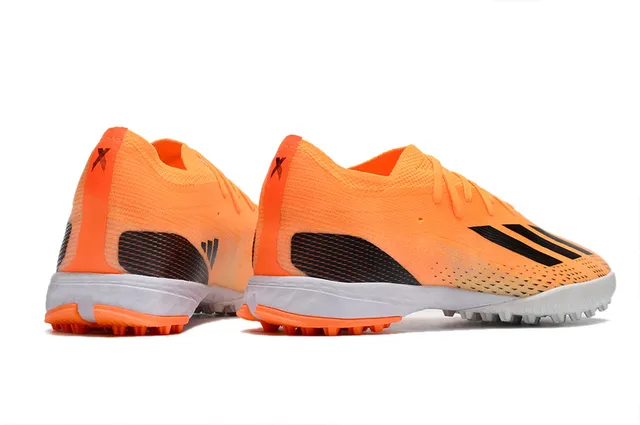 Adidas Chaussures de football orange noir avec empeigne en maille, branding latéral à trois rayures et pour gazon artificiel 5