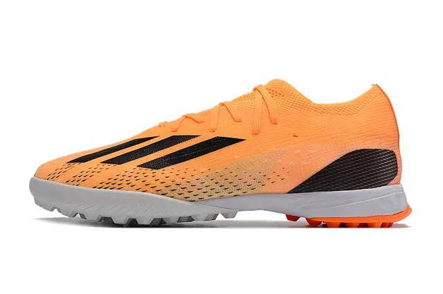 Adidas Chaussures de football orange noir avec empeigne en maille, branding latéral à trois rayures et pour gazon artificiel 7
