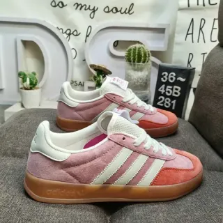 Adidas गुलाबी नारंगी लो-टॉप सूड और टेक्सटाइल अपर लाइफस्टाइल स्नीकर्स