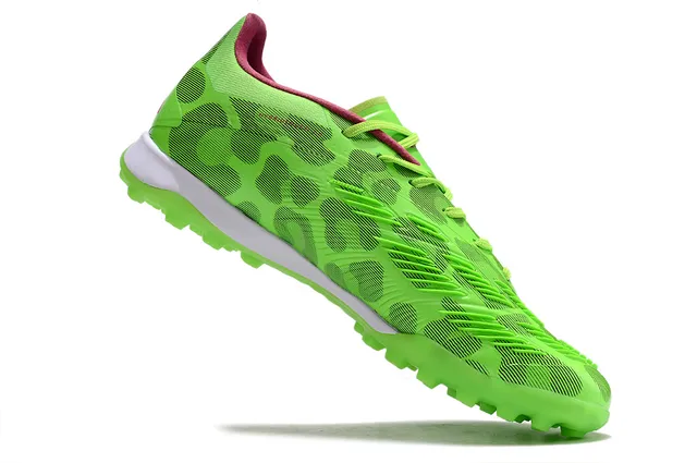 Adidas Predator সবুজ গোলাপি নিওন সিন্থেটিক উপর ম্যাজেন্টা তিনটি স্ট্রাইপ ওভারলে টার্ফ ফুটবল জুতো 2