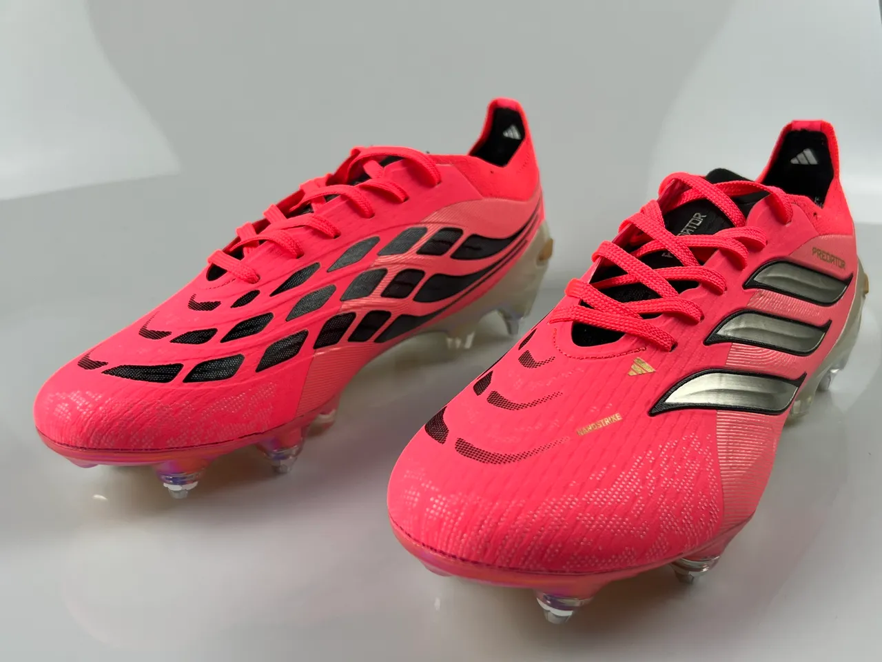 Adidas Predator Pink Silver Low-Cut Knit Upper Metallic Three-Stripe Overlay Firm-Ground Soccer Shoes 2