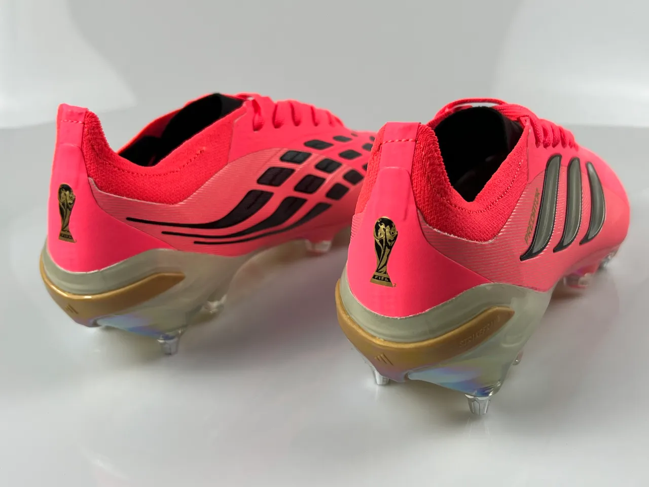 Adidas Predator Pink Silver Low-Cut Knit Upper Metallic Three-Stripe Overlay Firm-Ground Soccer Shoes 3
