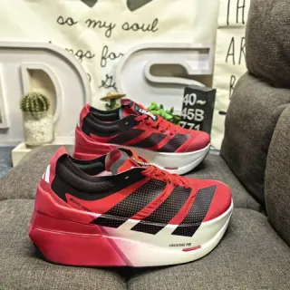 Adidas Zapatillas de running rojo y negro con suela esculpida en malla ingenierizada en la parte superior