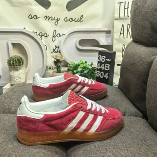 Adidas लाल सफेद स्यूड ऊपरी तीन पटियाँ जीवनशैली स्नीकर