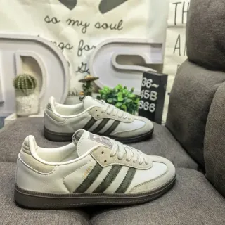 Adidas Samba ऑफ-व्हाइट और ओलिव ग्रीन लाइफस्टाइल स्नीकर