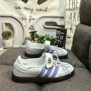 Adidas Samba सफेद और बैंगनी लाइफस्टाइल स्नीकर
